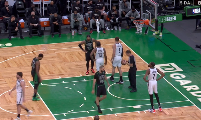  雄鹿横扫对手晋级东部四强  